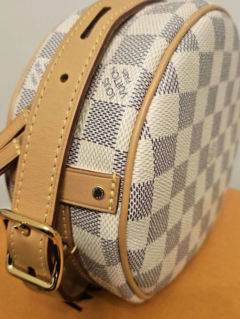 Louis Vuitton Boite Chapeau Souple PM Crossbody Bag in the beautiful Damier Azur - Picture 4 of 12
